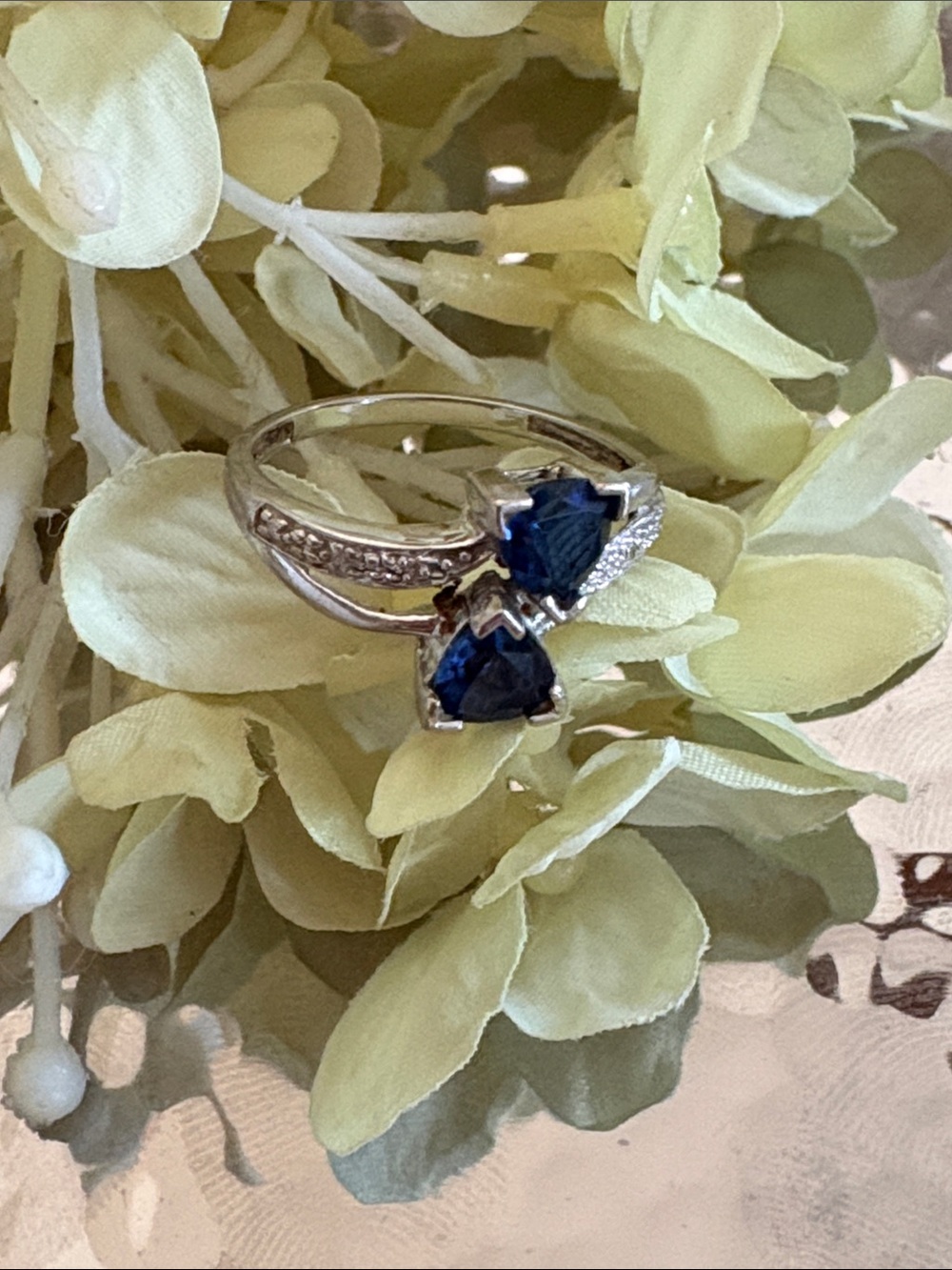 Elegant Silver Ring with Deep Blue Triangle Gemstones - Picture 2 of 4